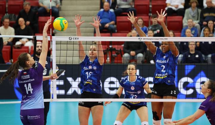 Stuttgart , Volleyball Chamoions League PlayOff first leg women, Allianz MTV Stuttgart vs KS DevelopRes Rzeszow , from left Monika Fedusio Rzeszow Pia Kästner Breland Morrissette Stgt