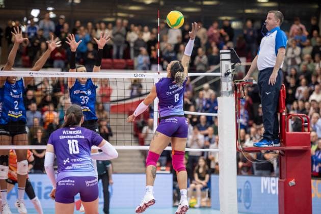 Sabrina De Jesus Machado KS DevelopRes Rzeszow, 08 against Stutgart block from Breland Morrissette Allianz MTV Stuttgart, 02 and Maria Segura Pallares Allianz MTV Stuttgart, 33 GER, Allianz MTV Stuttgart vs KS DevelopRes Rzeszow, Volleyball, CEV Volleyball Champions League, Volleyball CL, VCL, final round, round of 16, 2024 2025 season, 06 02 2025 GER, Allianz MTV Stuttgart vs KS DevelopRes Rzeszow, Volleyball, CEV Volleyball Champions League, Volleyball CL, VCL, final round, round of 16, 2024 2025 season, 06 02 2025 Stuttgart Copyright: xSandyxDinkelackerx EP_SDR