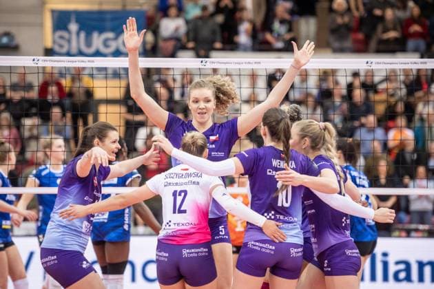 Agnieszka Korneluk KS DevelopRes Rzeszow, 05 , center with team, cheering GER, Allianz MTV Stuttgart vs KS DevelopRes Rzeszow, Volleyball, CEV Volleyball Champions League, Volleyball CL, VCL, final round, round of 16, season 2024 2025, 06 02 2025 GER, Allianz MTV Stuttgart vs KS DevelopRes Rzeszow, Volleyball, CEV Volleyball Champions League, Volleyball CL, VCL, final round, round of 16, season 2024 2025, 06 02 2025 Stuttgart Copyright: xSandyxDinkelackerx EP_SDR