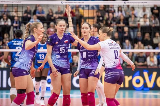 Marrit Jasper KS DevelopRes Rzeszow, 06 , Magdalena Jurczyk KS DevelopRes Rzeszow, 95 , Katarzyna Wenerska KS DevelopRes Rzeszow, 10 and Aleksandra Szczyglowska KS DevelopRes Rzeszow, 12 , vlnr critical looks GER, Allianz MTV Stuttgart vs KS DevelopRes Rzeszow, Volleyball, CEV Volleyball Champions League, Volleyball CL, VCL, final round, round of 16, 2024 2025 season, 06 02 2025 GER, Allianz MTV Stuttgart vs KS DevelopRes Rzeszow, Volleyball, CEV Volleyball Champions League, Volleyball CL, VCL, final round, round of 16, 2024 2025 season, 06 02 2025 Stuttgart Copyright: xSandyxDinkelackerx EP_SDR