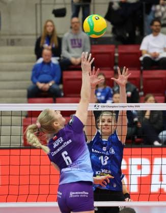 Stuttgart , Volleyball Chamoions League PlayOff first leg women, Allianz MTV Stuttgart vs KS DevelopRes Rzeszow , from left Merrit Jasper Rzeszow Pia Kästner Stgt