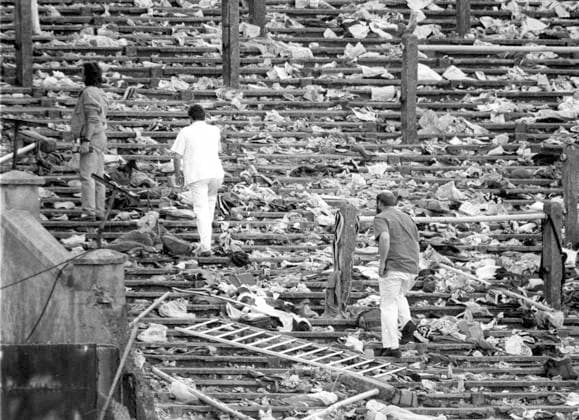 Archivbilder der Woche SPORT KW06 Katastrophe mit 39 Toten anläßlich des Europacupfinales Juventus Turin - FC Liverpool im Heyselstadion in Brüssel am 29.05.1985. Verwüsteter Fanblock, in dem die Tragödie stattfand. Links die Mauer, die teilweise eingebrochen ist. Nur fuer journalistische Zwecke! Editorial use only! *** Disaster with 39 dead on the occasion of the European Cup Final Juventus Turin FC Liverpool at the Heysel Stadium in Brussels on 29 05 1985 Devastated fan block where the tragedy took place Left the wall, which has partially collapsed For journalistic use only Editorial use only HM
