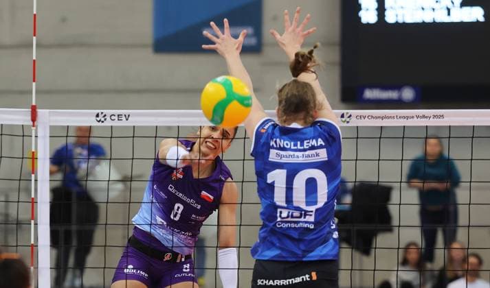 Stuttgart , Volleyball Chamoions League PlayOff first leg women, Allianz MTV Stuttgart vs KS DevelopRes Rzeszow , from left Sabrina de jesus Machado Rzeszow Jolien Knollema Stgt