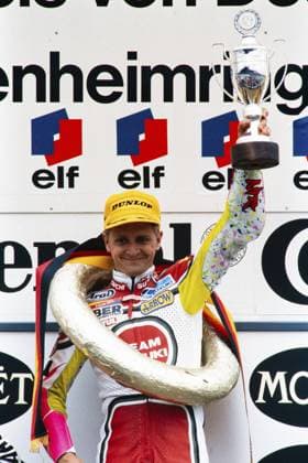 Rennfahrer Kevin Schwantz USA, Siegerehrung, Pokal, Siegerkranz, Motorrad Weltmeisterschaft 1990, Team Lucky Strike, Suzuki RGV 500 cc, Großer Preis GP von Deutschland auf dem Hockenheimring am 27. Mai 1990, Deutschland, Europa Racer Kevin Schwantz USA, award ceremony, trophy, winner s wreath, Motorcycle World Championship, WM, Weltmeisterschaft 1990, Team Lucky Strike, Suzuki RGV 500 cc, Grand Prix GP of Germany at the Hockenheimring on 27 May 1990, Germany, Europe Copyright: imageBROKER malafo hn iblmsl12319449.jpg Bitte beachten Sie die gesetzlichen Bestimmungen des deutschen Urheberrechtes hinsichtlich der Namensnennung des Fotografen im direkten Umfeld der Veröffentlichung Rennfahrer Kevin Schwantz USA, Siegerehrung, Pokal, Siegerkranz, Motorrad Weltmeisterschaft 1990, Team Lucky Strike, Suz imago images 0798245581