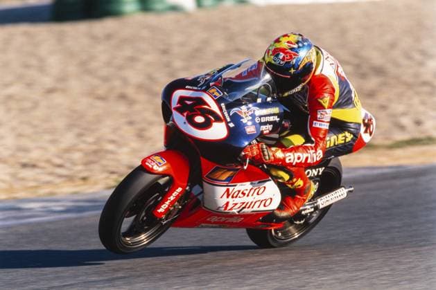 Archivbilder der Woche SPORT KW07 Weltmeister Valentino Rossi ITA, 46 Aprilia RS 250 ccm, Motorrad Weltmeisterschaft 1998, Italien, Europa World Champion Valentino Rossi ITA, 46 Aprilia RS 250 ccm, Motorcycle World Championship, WM, Weltmeisterschaft 1998, Italy, Europe Copyright: imageBROKER malafo hn iblmsl12319462.jpg Bitte beachten Sie die gesetzlichen Bestimmungen des deutschen Urheberrechtes hinsichtlich der Namensnennung des Fotografen im direkten Umfeld der Veröffentlichung Weltmeister Valentino Rossi (ITA), 46 Aprilia RS 250 ccm, Motorrad Weltmeisterschaft 1998, Italien, Europa World Champio imago images 0798245593