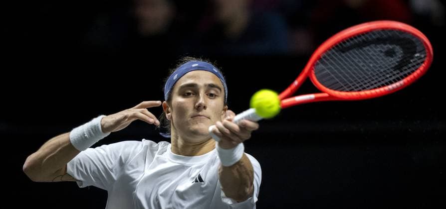 ROTTERDAM - Mattia Bellucci (ITA) in action against Stefanos Tsitsipas (GRE) on the fifth day of the ABN AMRO Open tennis tournament in Ahoy. ANP SANDER KING ABN AMRO Open - Day Five 2025 xVIxANPxSportx xxANPxIVx 519335001 originalFilename: 519335001.jpg