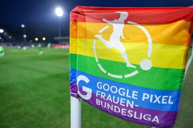 07 02 2025, Women Football, 1 FC Köln VfL Wolfsburg, 1 Fußball Bundesliga, Franz Kremer Stadion, Saison 2024 2025 Feature corner flag flag diversity rainbow flag lettering detail Google Pixel Women Bundesliga symbol image symbol photo DFB regulations prohibit any use of photographs as image sequences and or quasi video Nordrhein Westfalen Germany