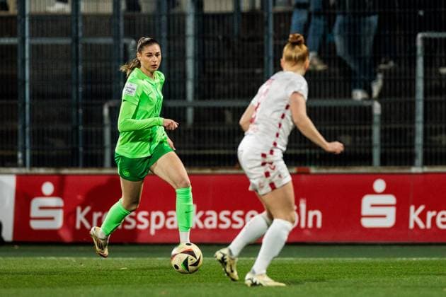 Google Pixel Frauen Bundesliga, 1 FC Köln VfL Wolfsburg 07 02 2025 Jule Brand VfL Wolfsburg, 29 on the ball, Laura Vogt 1 FC Köln, 8 Google Pixel Frauen Bundesliga, 1 FC Köln VfL Wolfsburg, Köln, Franz Kremer Stadion am 07 02 2025 DFB REGULATIONS PROHIBIT ANY USE OF PHOTOGRAPHS AS IMAGE SEQUENCES AND OR QUASI VIDEO Copyright: xBEAUTIFULxSPORTS Wunderlx