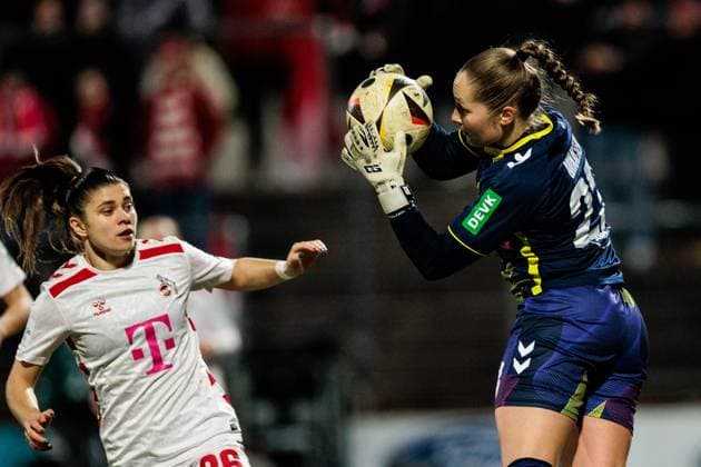 Google Pixel Frauen Bundesliga, 1 FC Köln VfL Wolfsburg 07 02 2025 Aurora Mikalsen 1 FC Köln, 23 holds a shot on goal Google Pixel Frauen Bundesliga, 1 FC Köln VfL Wolfsburg, Köln, Franz Kremer Stadion am 07 02 2025 DFB REGULATIONS PROHIBIT ANY USE OF PHOTOGRAPHS AS IMAGE SEQUENCES AND OR QUASI VIDEO Copyright: xBEAUTIFULxSPORTS Wunderlx
