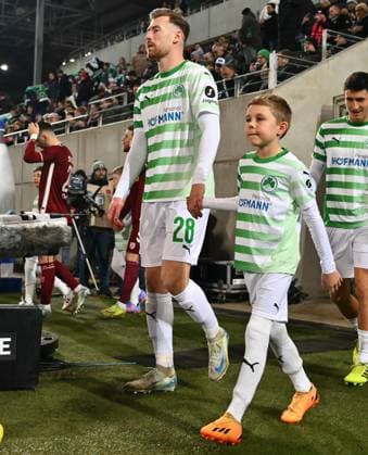 07 02 2025 Soccer season 2024 2025 2 Soccer Bundesliga 21 Matchday SpVgg Greuther Fürth Kleeblatt SSV Jahn Regensburg Sportfoto Zink xwoxzix DFL regulations prohibit any use of photographs as image sequences and or quasi video only for editorial use Jannik Mause 28, SpVgg Greuther Fürth runs in