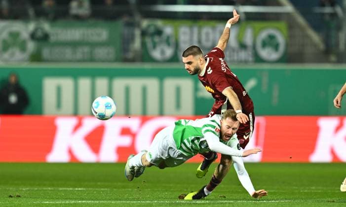 07 02 2025 Soccer season 2024 2025 2 Soccer Bundesliga 21 Matchday SpVgg Greuther Fürth Kleeblatt SSV Jahn Regensburg Sportfoto Zink xwoxzix DFL regulations prohibit any use of photographs as image sequences and or quasi video only for editorial use Jannik Mause 28, SpVgg Greuther Fürth Rasim Bulic 5, SSV Jahn Regensburg
