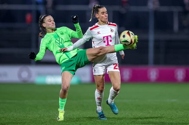 07 02 2025, Women Soccer, 1 FC Köln VfL Wolfsburg, 1 Fußball Bundesliga, Franz Kremer Stadion, Saison 2024 2025 Diana Nemeth VfL Wolfsburg 15 in duel against Vanessa Leimenstoll 1 FC Köln 29 DFB regulations prohibit any use of photographs as image sequences and or quasi video Nordrhein Westfalen Germany