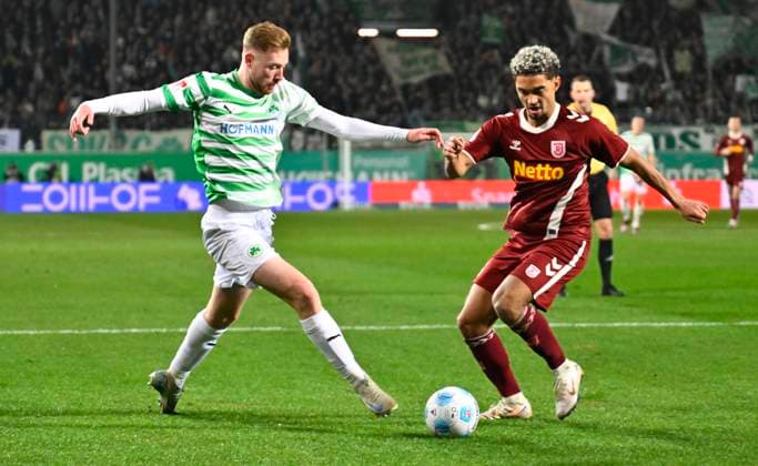 07 02 2025 Soccer season 2024 2025 2 Soccer Bundesliga 21 Matchday SpVgg Greuther Fürth Kleeblatt SSV Jahn Regensburg Sportfoto Zink xwoxzix DFL regulations prohibit any use of photographs as image sequences and or quasi video only for editorial use Jannik Mause 28, SpVgg Greuther Fürth Bryan Hein 3, SSV Jahn Regensburg