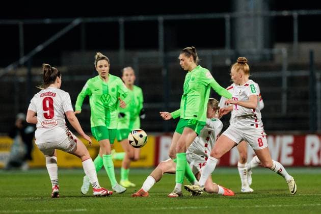 Google Pixel Frauen Bundesliga, 1 FC Köln VfL Wolfsburg 07 02 2025 duel Jule Brand VfL Wolfsburg, 29 , Laura Vogt 1 FC Köln, 8 Google Pixel Frauen Bundesliga, 1 FC Köln VfL Wolfsburg, Köln, Franz Kremer Stadion am 07 02 2025 DFB REGULATIONS PROHIBIT ANY USE OF PHOTOGRAPHS AS IMAGE SEQUENCES AND OR QUASI VIDEO Copyright: xBEAUTIFULxSPORTS Wunderlx