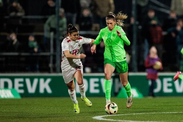 Google Pixel Frauen-Bundesliga, 1. FC Köln - VfL Wolfsburg; 07.02.2025 Zweikampf Martyna Wiankowska (1. FC Köln, 26), Jule Brand (VfL Wolfsburg, 29) Google Pixel Frauen-Bundesliga, 1. FC Köln - VfL Wolfsburg, Köln, Franz-Kremer-Stadion am 07.02.2025 DFB REGULATIONS PROHIBIT ANY USE OF PHOTOGRAPHS AS IMAGE SEQUENCES AND OR QUASI-VIDEO. Copyright: xBEAUTIFULxSPORTS Wunderlx