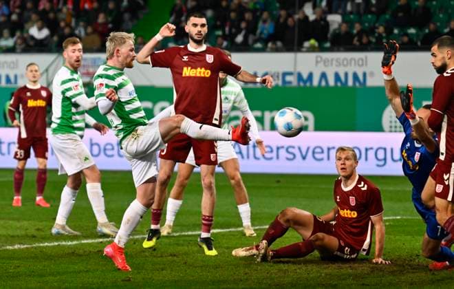 07 02 2025 Soccer season 2024 2025 2 Soccer Bundesliga 21 Matchday SpVgg Greuther Fürth Kleeblatt SSV Jahn Regensburg Sportfoto Zink xwoxzix DFL regulations prohibit any use of photographs as image sequences and or quasi video only for editorial use Jomaine Consbruch 14, SpVgg Greuther Fürth scores Goal Shot on 1 1 Jomaine Consbruch 14, SpVgg Greuther Fürth Rasim Bulic 5, SSV Jahn Regensburg Louis Breunig 16, SSV Jahn Regensburg Felix Gebhardt 1, SSV Jahn Regensburg