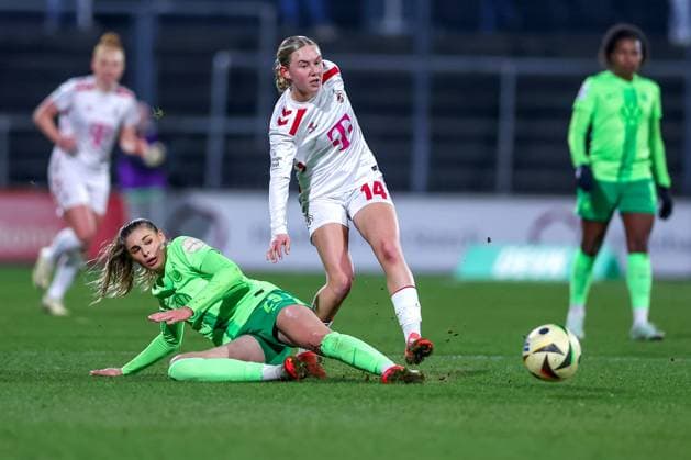 07 02 2025, Women Soccer, 1 FC Köln VfL Wolfsburg, 1 Fußball Bundesliga, Franz Kremer Stadion, Saison 2024 2025 Jule Brand VfL Wolfsburg 29 in duel against Carlotta Imping 1 FC Köln 14 DFB regulations prohibit any use of photographs as image sequences and or quasi video Nordrhein Westfalen Germany