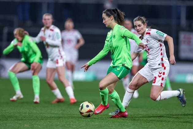 07 02 2025, Women Football, 1 FC Köln VfL Wolfsburg, 1 Fußball Bundesliga, Franz Kremer Stadion, Saison 2024 2025 Caitlin Dijkstra VfL Wolfsburg 3 in duel against Taylor Ziemer 1 FC Köln 18 DFB regulations prohibit any use of photographs as image sequences and or quasi video Nordrhein Westfalen Germany