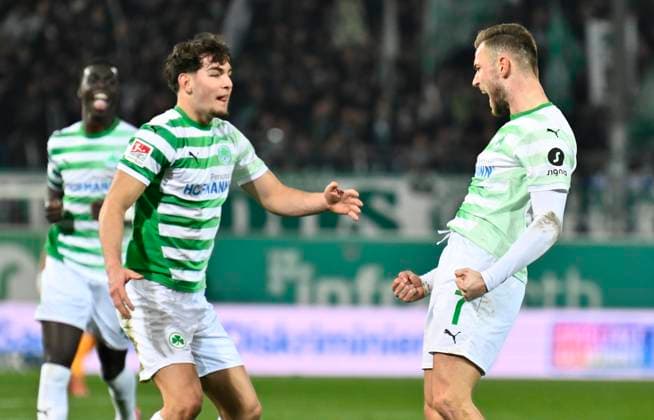 07 02 2025 Soccer Season 2024 2025 2 Soccer Bundesliga 21 Matchday SpVgg Greuther Fürth Kleeblatt SSV Jahn Regensburg Sportfoto Zink xwoxzix DFL regulations prohibit any use of photographs as image sequences and or quasi video only for editorial use Torjubel Jubel nach Treffer Tor Torschuß zum 2 1 durch Dennis Srbeny 7, SpVgg Greuther Fürth Reno Münz Muenz 5, SpVgg Greuther Fürth Dennis Srbeny 7, SpVgg Greuther Fürth