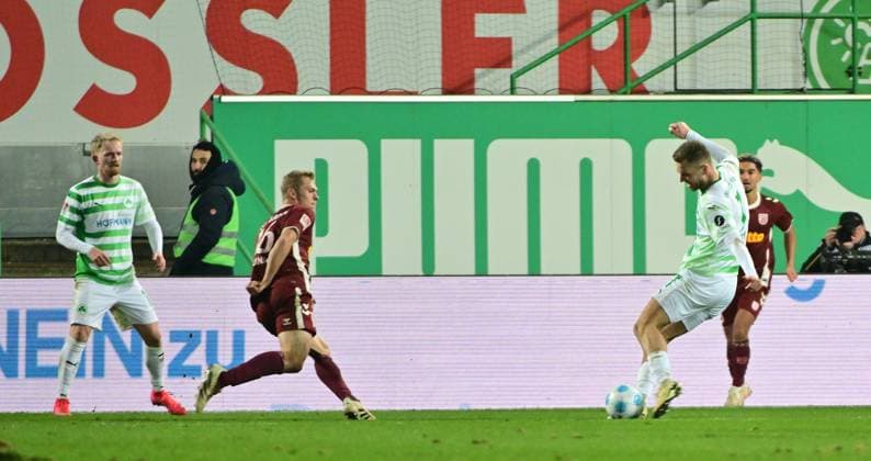 07 02 2025 Soccer season 2024 2025 2 Soccer Bundesliga 21 Matchday SpVgg Greuther Fürth Kleeblatt SSV Jahn Regensburg Sportfoto Zink MeZi xmexzix DFL regulations prohibit any use of photographs as image sequences and or quasi video only for editorial use Dennis Srbeny 7, SpVgg Greuther Fürth scored goal Goal shot to 2 1