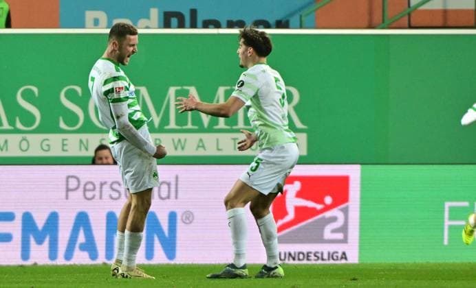 07 02 2025 Soccer Season 2024 2025 2 Soccer Bundesliga 21 Matchday SpVgg Greuther Fürth Kleeblatt SSV Jahn Regensburg Sportfoto Zink MeZi xmexzix DFL regulations prohibit any use of photographs as image sequences and or quasi video only for editorial use Torjubel Jubel nach Treffer Goal celebration after scoring goal shot to 2 1 by Dennis Srbeny 7, SpVgg Greuther Fürth with Reno Münz Muenz 5, SpVgg Greuther Fürth, right