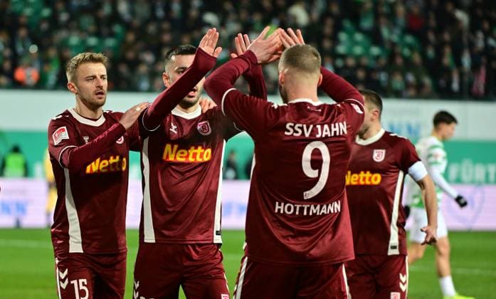 07 02 2025 Soccer Season 2024 2025 2 Soccer Bundesliga 21 Matchday SpVgg Greuther Fürth Kleeblatt SSV Jahn Regensburg Sportfoto Zink MeZi xmexzix DFL regulations prohibit any use of photographs as image sequences and or quasi video only for editorial use Torjubel Jubel Freude nach Treffer Torschuß zum 0 1 durch Sargis Adamyan 22, SSV Jahn Regensburg