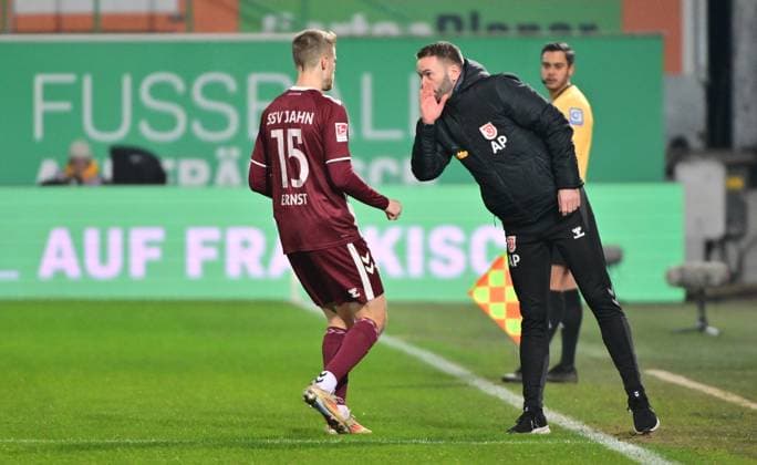 07 02 2025 Soccer Season 2024 2025 2 Soccer Bundesliga 21 Matchday SpVgg Greuther Fürth Kleeblatt SSV Jahn Regensburg Sportfoto Zink MeZi xmexzix DFL regulations prohibit any use of photographs as image sequences and or quasi video only for editorial use Sebastian Ernst 15, SSV Jahn Regensburg Andreas Patz Trainer Trainer SSV Jahn Regensburg