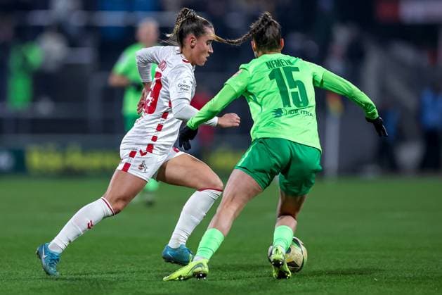 07 02 2025, Women Football, 1 FC Köln VfL Wolfsburg, 1 Fußball Bundesliga, Franz Kremer Stadion, Saison 2024 2025 Vanessa Leimenstoll 1 FC Köln 29 in duel against Diana Nemeth VfL Wolfsburg 15 DFB regulations prohibit any use of photographs as image sequences and or quasi video Nordrhein Westfalen Germany