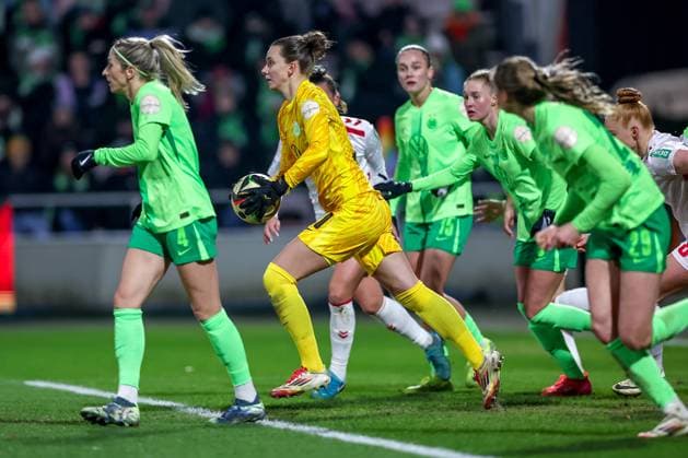 07 02 2025, Women Football, 1 FC Köln VfL Wolfsburg, 1 Fußball Bundesliga, Franz Kremer Stadion, Saison 2024 2025 Torwart Anneke Borbe VfL Wolfsburg 30 verteidigt das Tor DFB regulations prohibit any use of photographs as image sequences and or quasi video Nordrhein Westfalen Germany