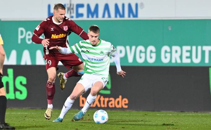 07 02 2025 Soccer season 2024 2025 2 Soccer Bundesliga 21 Matchday SpVgg Greuther Fürth Kleeblatt SSV Jahn Regensburg Sportfoto Zink xwoxzix DFL regulations prohibit any use of photographs as image sequences and or quasi video only for editorial use Eric Hottmann 9, SSV Jahn Regensburg Gian Luca Gian Luca Itter 27, SpVgg Greuther Fürth