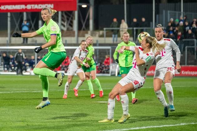 07 02 2025, Soccer Google Pixel Womens Bundesliga, Season 2024 2025, Matchday 14, 1 FC Koeln VfL Wolfsburg at Franz Kremer Stadium in Cologne Alexandra Popp VfL Wolfsburg, 11 tries to score the goal with her heel Janina Hechler 1 FC Koeln, 28 and Vanessa Leimenstoll 1 FC Koeln, 29 blocking Important note According to the regulations of the DFL German Football League and the DFB German Football Association, it is prohibited to use or have used photographs taken in the stadium and or of the match in the form of sequential images and or video-like photo series Foto Kirchner Media Thomas Haesler Copyright: xKirchner-Media ThomasxHaeslerx