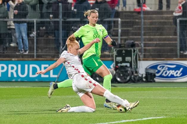 07 02 2025, Soccer Google Pixel Womens Bundesliga, Season 2024 2025, Matchday 14, 1 FC Cologne VfL Wolfsburg at Franz Kremer Stadium in Cologne duel between Laura Vogt 1 FC Cologne, 08 and Alexandra Popp VfL Wolfsburg, 11 Important note In accordance with the regulations of the DFL German Football League and the DFB German Football Association, it is prohibited to utilize or have utilized photographs taken in the stadium and or of the match in the form of sequential images and or video-like photo series Foto Kirchner Media Thomas Haesler Copyright: xKirchner-Media ThomasxHaeslerx