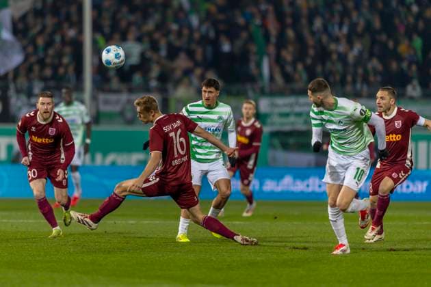 Fürth, Germany 07 February 2025 2 Liga 2024 2025 SpVgg Greuther Fürth vs SSV Jahn Regensburg Pictured from left in a duel Marco Meyerhöfer Meyerhoefer Fuerth and Louis Breunig Regensburg DFL regulations prohibit any use of photographs as image sequences and or quasi video Sportpark Ronhof Thomas Sommer Bayern Copyright: xFotostandx xSchäferx