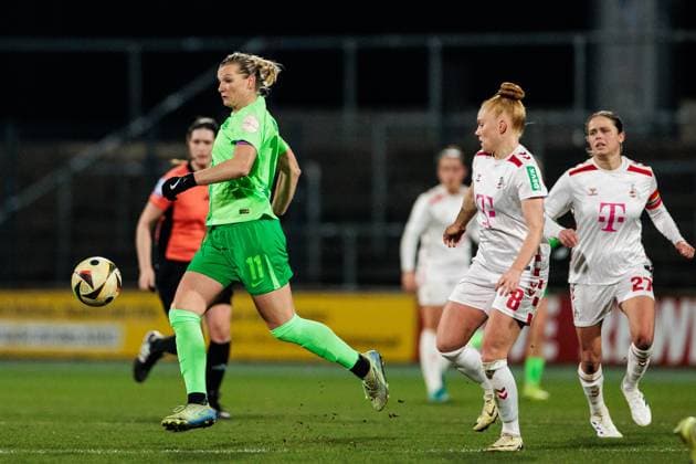 Google Pixel Womens Bundesliga, 1 FC Köln VfL Wolfsburg 07 02 2025 duel Alexandra Popp VfL Wolfsburg, 11 , Laura Vogt 1 FC Köln, 8 Google Pixel Womens Bundesliga, 1 FC Köln VfL Wolfsburg, Köln, Franz Kremer Stadion am 07 02 2025 DFB REGULATIONS PROHIBIT ANY USE OF PHOTOGRAPHS AS IMAGE SEQUENCES AND OR QUASI VIDEO Copyright: xBEAUTIFULxSPORTS Wunderlx