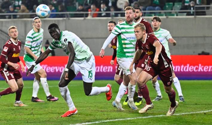07 02 2025 Soccer season 2024 2025 2 Soccer Bundesliga 21 Matchday SpVgg Greuther Fürth Kleeblatt SSV Jahn Regensburg Sportfoto Zink xwoxzix DFL regulations prohibit any use of photographs as image sequences and or quasi video only for editorial use Joshua Quarshie 15, SpVgg Greuther Fürth Louis Breunig 16, SSV Jahn Regensburg
