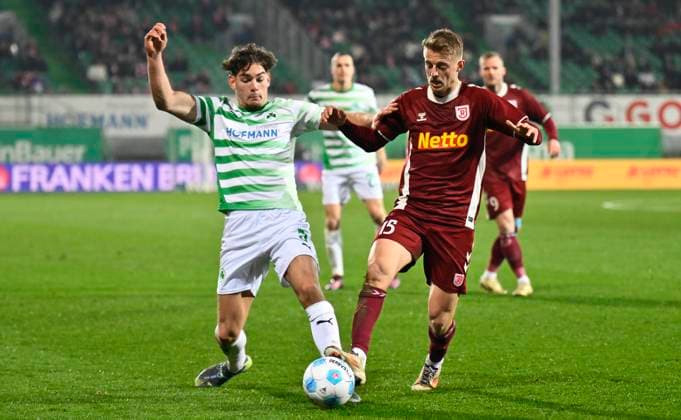 07 02 2025 Soccer season 2024 2025 2 Soccer Bundesliga 21 Matchday SpVgg Greuther Fürth Kleeblatt SSV Jahn Regensburg Sportfoto Zink xwoxzix DFL regulations prohibit any use of photographs as image sequences and or quasi video only for editorial use Reno Münz Muenz 5, SpVgg Greuther Fürth Sebastian Ernst 15, SSV Jahn Regensburg