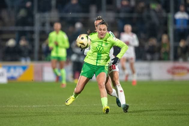 07 02 2025, Soccer Google Pixel Womens Bundesliga, Season 2024 2025, Matchday 14, 1 FC Koeln VfL Wolfsburg at Franz Kremer Stadium in Cologne duel between Diana Nemeth VfL Wolfsburg, 15 and Vanessa Leimenstoll 1 FC Koeln, 29 Important note In accordance with the regulations of the DFL German Football League and the DFB German Football Association, it is prohibited to use or have used photographs taken in the stadium or of the match in the form of sequential images or video-like photo series Foto Kirchner Media Thomas Haesler Copyright: xKirchner-Media ThomasxHaeslerx