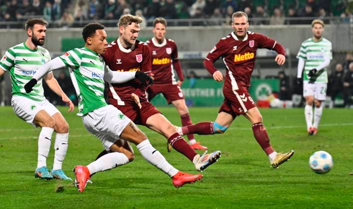 07 02 2025 Soccer Season 2024 2025 2 Soccer Bundesliga 21 Matchday SpVgg Greuther Fürth Kleeblatt SSV Jahn Regensburg Sportfoto Zink xwoxzix DFL regulations prohibit any use of photographs as image sequences and or quasi video only for editorial use Roberto Massimo 11, SpVgg Greuther Fürth Tim Handwerker 2, SSV Jahn Regensburg