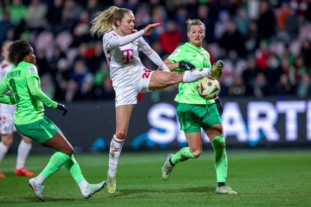 07 02 2025, Women Football, 1 FC Köln VfL Wolfsburg, 1 Fußball Bundesliga, Franz Kremer Stadion, Saison 2024 2025 Janina Hechler 1 FC Köln 28 in duel against Lineth Beerensteyn VfL Wolfsburg 9 and Alexandra Popp VfL Wolfsburg 11 DFB regulations prohibit any use of photographs as image sequences and or quasi video Nordrhein Westfalen Germany