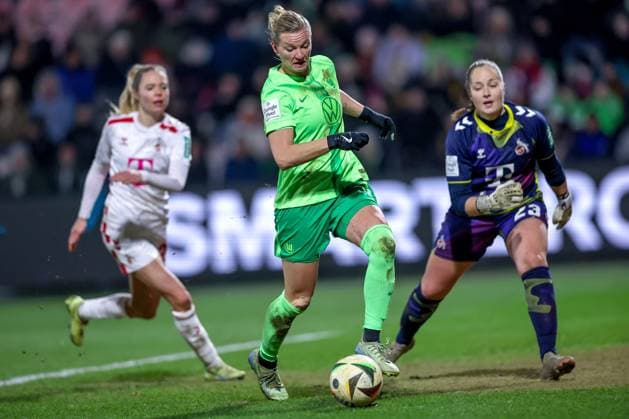 07 02 2025, Women Football, 1 FC Köln VfL Wolfsburg, 1 Fußball Bundesliga, Franz Kremer Stadion, Saison 2024 2025 Alexandra Popp VfL Wolfsburg 11 in front of the goal from against goalkeeper Aurora Mikalsen 1 FC Köln 23 DFB regulations prohibit any use of photographs as image sequences and or quasi video Nordrhein Westfalen Germany