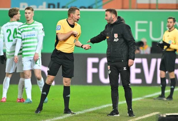 07 02 2025 Soccer season 2024 2025 2 Soccer Bundesliga 21 Matchday SpVgg Greuther Fürth Kleeblatt SSV Jahn Regensburg Sportfoto Zink MeZi xmexzix DFL regulations prohibit any use of photographs as image sequences and or quasi video only for editorial use Florian Lechner Referee Andreas Patz Trainer Trainer SSV Jahn Regensburg later shows him red card red dismissal