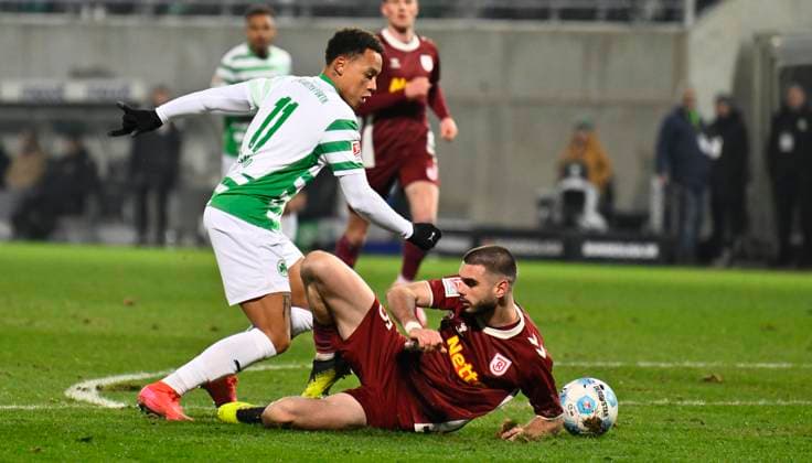 07 02 2025 Soccer season 2024 2025 2 Soccer Bundesliga 21 Matchday SpVgg Greuther Fürth Kleeblatt SSV Jahn Regensburg Sportfoto Zink xwoxzix DFL regulations prohibit any use of photographs as image sequences and or quasi video only for editorial use Roberto Massimo 11, SpVgg Greuther Fürth Rasim Bulic 5, SSV Jahn Regensburg