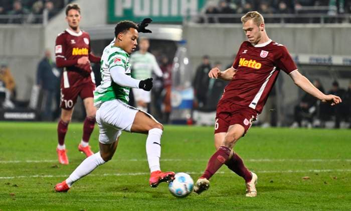 07 02 2025 Soccer Season 2024 2025 2 Soccer Bundesliga 21 Matchday SpVgg Greuther Fürth Kleeblatt SSV Jahn Regensburg Sportfoto Zink xwoxzix DFL regulations prohibit any use of photographs as image sequences and or quasi video only for editorial use Roberto Massimo 11, SpVgg Greuther Fürth Louis Breunig 16, SSV Jahn Regensburg