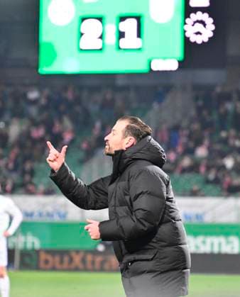 07 02 2025 Soccer Season 2024 2025 2 Soccer Bundesliga 21 Matchday SpVgg Greuther Fürth Kleeblatt SSV Jahn Regensburg Sportfoto Zink xwoxzix DFL regulations prohibit any use of photographs as image sequences and or quasi video only for editorial use Jan Siewert Trainer SpVgg Greuther Fürth