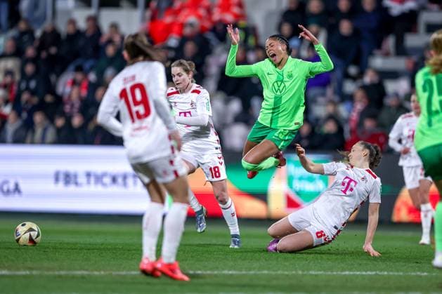 07 02 2025, Women Soccer, 1 FC Köln VfL Wolfsburg, 1 Soccer Bundesliga, Franz Kremer Stadion, Saison 2024 2025 Foul on Sveindis Jonsdottir VfL Wolfsburg 23 in tackle against Lotta Cordes 1 FC Köln 6 and Taylor Ziemer 1 FC Köln 18 DFB regulations prohibit any use of photographs as image sequences and or quasi video Nordrhein Westfalen Germany
