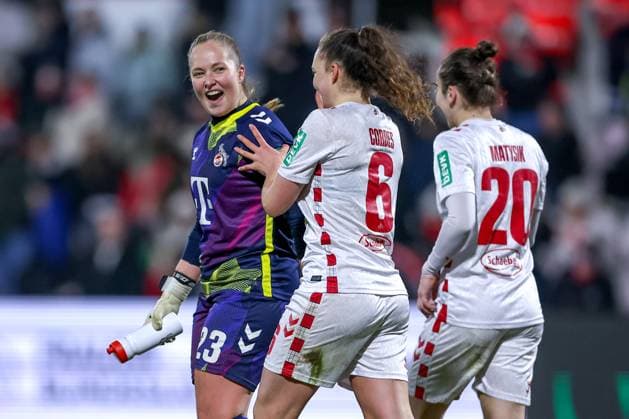 07 02 2025, Womens soccer, 1 FC Köln VfL Wolfsburg, 1 Fußball Bundesliga, Franz Kremer Stadion, Saison 2024 2025 Joy at the Cologne team after the 0 0 draw Final celebration Goalkeeper Aurora Mikalsen 1 FC Köln 23 , Lotta Cordes 1 FC Köln 6 Sylwia Matysik 1 FC Köln 20 DFB regulations prohibit any use of photographs as image sequences and or quasi video Nordrhein Westfalen Germany
