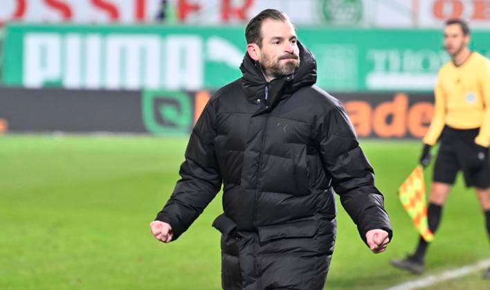07 02 2025 Soccer Season 2024 2025 2 Soccer Bundesliga 21 Matchday SpVgg Greuther Fürth Kleeblatt SSV Jahn Regensburg Sportfoto Zink xwoxzix DFL regulations prohibit any use of photographs as image sequences and or quasi video only for editorial use Jan Siewert Trainer SpVgg Greuther Fürth balled fist fists jubilation joy after end of match