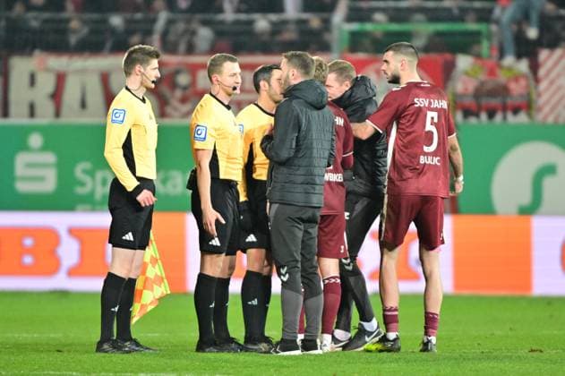 07 02 2025 Soccer Season 2024 2025 2 Soccer Bundesliga 21 Matchday SpVgg Greuther Fürth Kleeblatt SSV Jahn Regensburg Sportfoto Zink MeZi xmexzix DFL regulations prohibit any use of photographs as image sequences and or quasi video only for editorial use Andreas Patz Trainer Trainer SSV Jahn Regensburg Rasim Bulic 5, SSV Jahn Regensburg after end of match with Florian Lechner Referee after red card red sending off