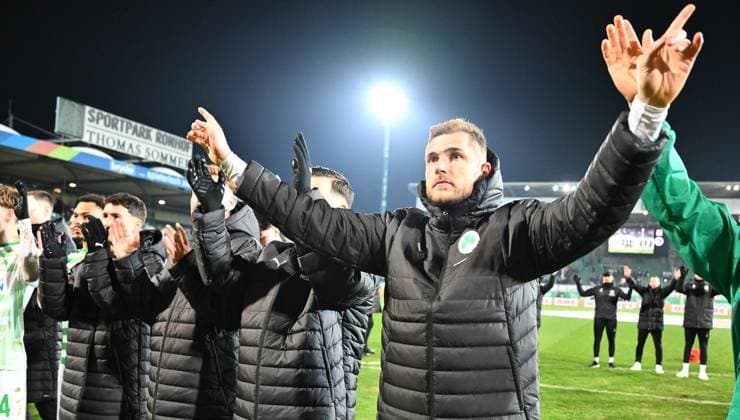 07 02 2025 Soccer Season 2024 2025 2 Soccer Bundesliga 21 Matchday SpVgg Greuther Fürth Kleeblatt SSV Jahn Regensburg Sportfoto Zink xwoxzix DFL regulations prohibit any use of photographs as image sequences and or quasi video only for editorial use Dennis Srbeny 7, SpVgg Greuther Fürth and Mannschaft Team after the end of the match