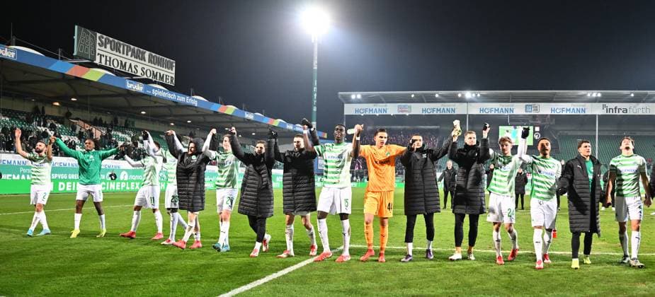 07 02 2025 Soccer Season 2024 2025 2 Soccer Bundesliga 21 Matchday SpVgg Greuther Fürth Kleeblatt SSV Jahn Regensburg Sportfoto Zink xwoxzix DFL regulations prohibit any use of photographs as image sequences and or quasi video only for editorial use Mannschaft Team Fürth Jubel Freude Jubelkette nach Spielende